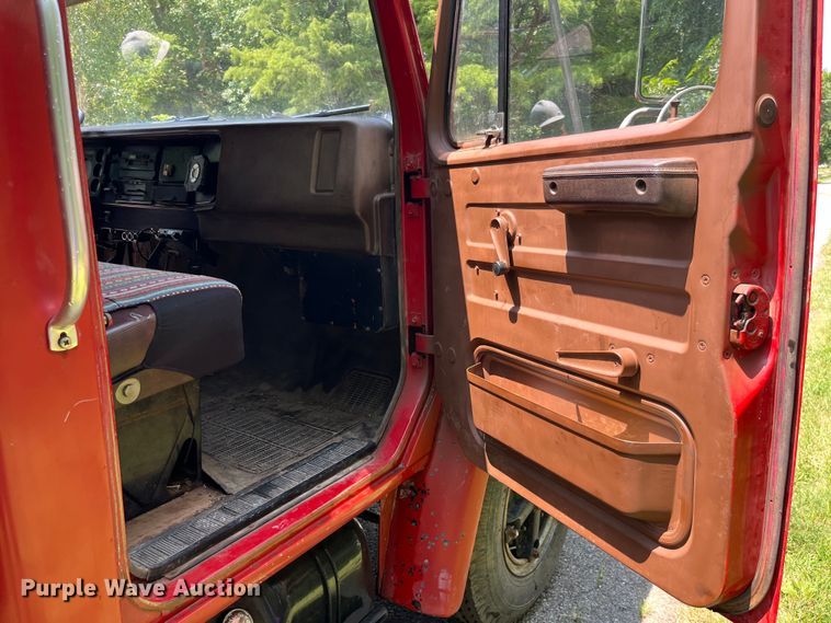 image for item EK8841 1981 International Harvester 1624 flatbed truck