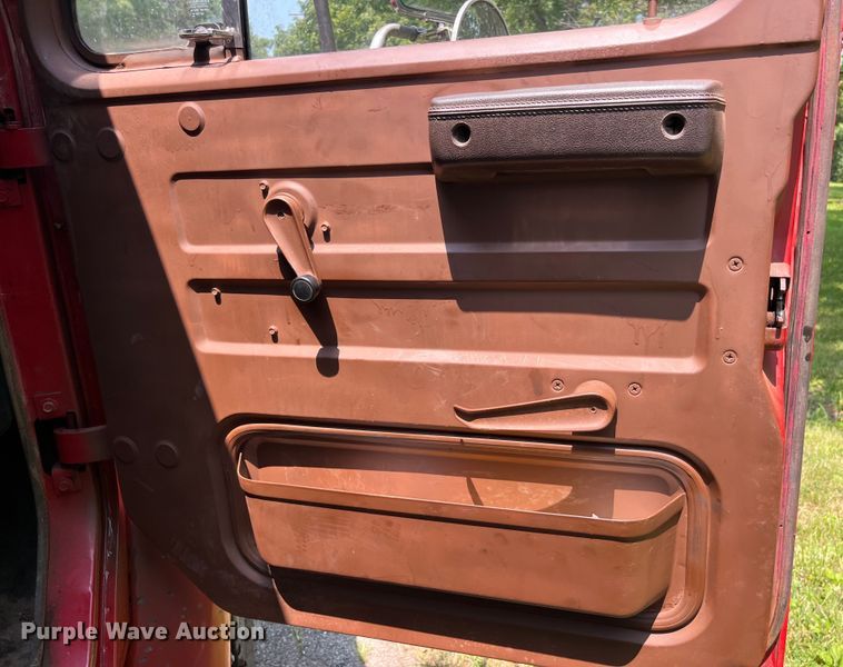 image for item EK8841 1981 International Harvester 1624 flatbed truck