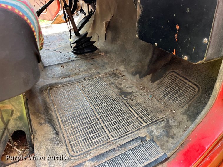 image for item EK8841 1981 International Harvester 1624 flatbed truck