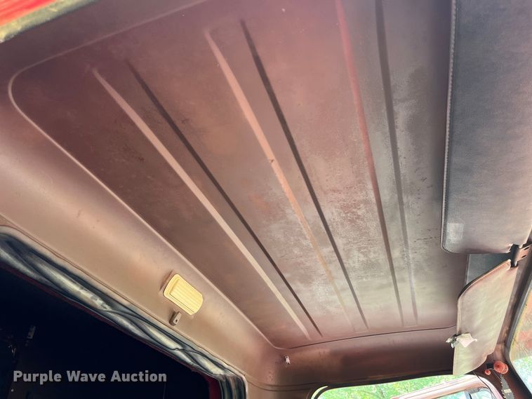 image for item EK8841 1981 International Harvester 1624 flatbed truck