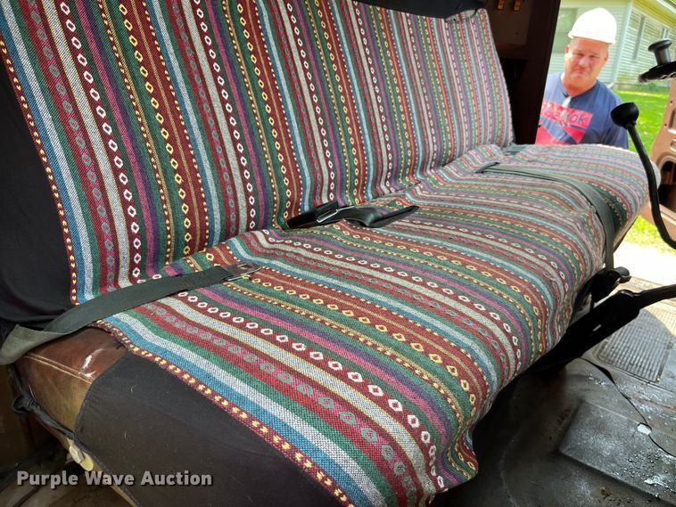 image for item EK8841 1981 International Harvester 1624 flatbed truck