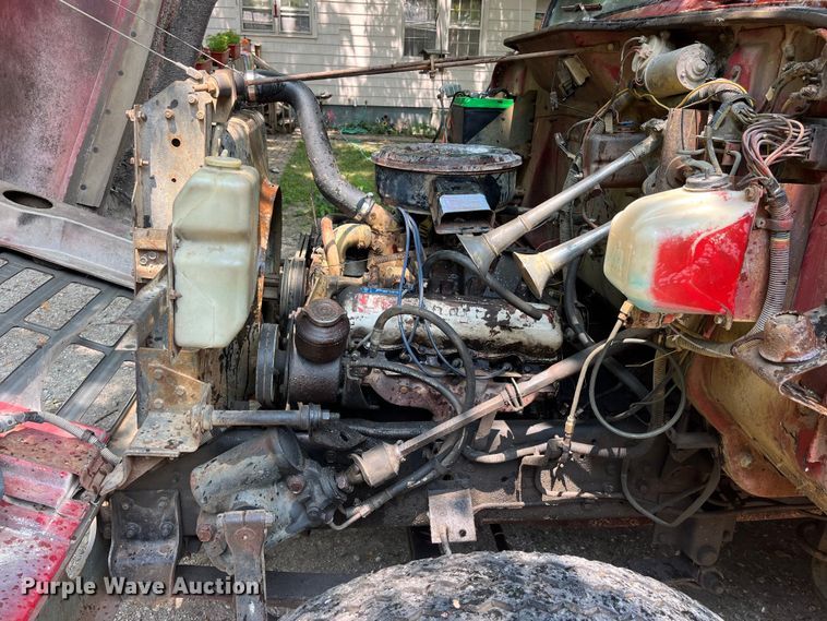 image for item EK8841 1981 International Harvester 1624 flatbed truck