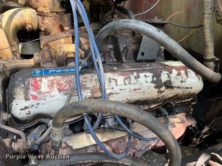 image for item EK8841 1981 International Harvester 1624 flatbed truck