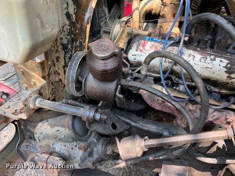 image for item EK8841 1981 International Harvester 1624 flatbed truck