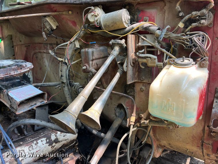 image for item EK8841 1981 International Harvester 1624 flatbed truck