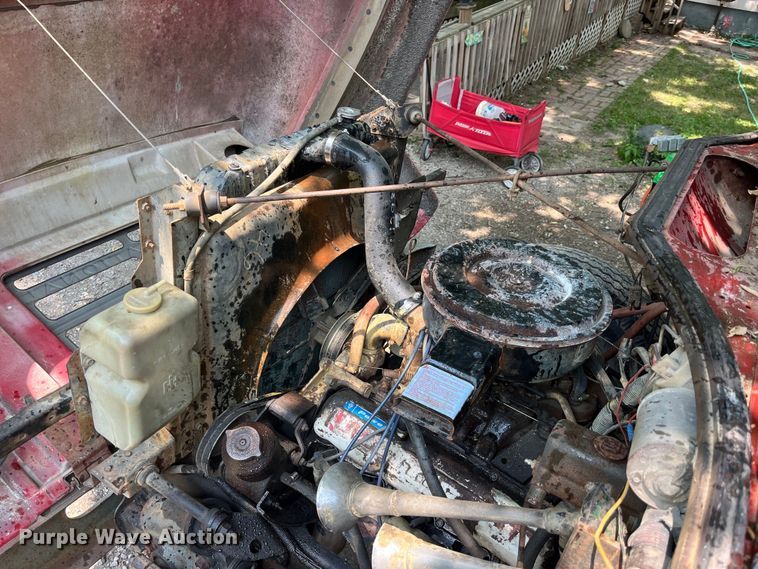 image for item EK8841 1981 International Harvester 1624 flatbed truck