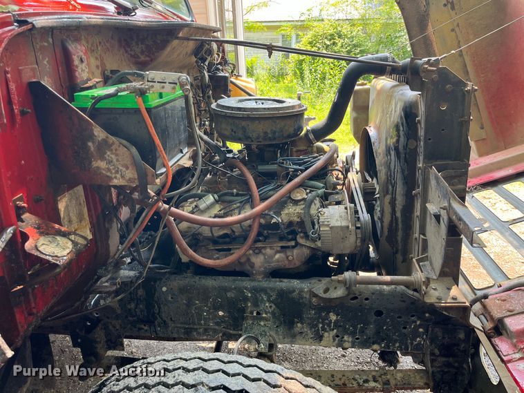 image for item EK8841 1981 International Harvester 1624 flatbed truck