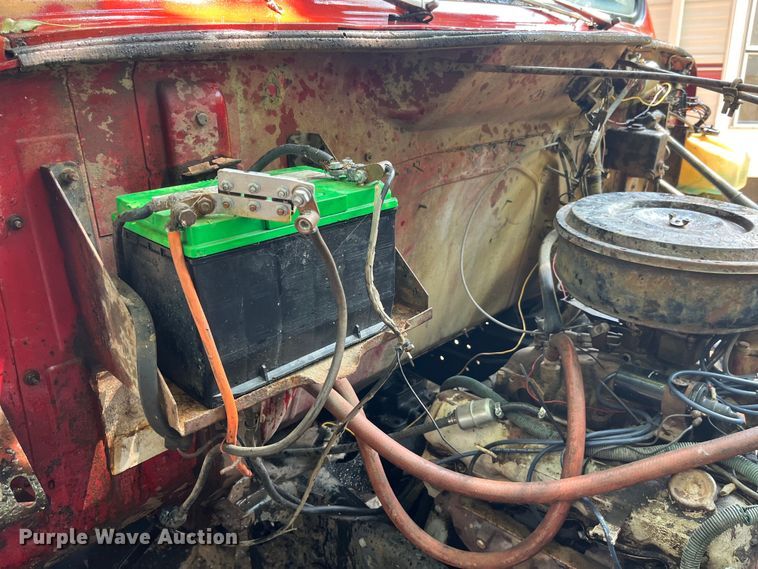 image for item EK8841 1981 International Harvester 1624 flatbed truck