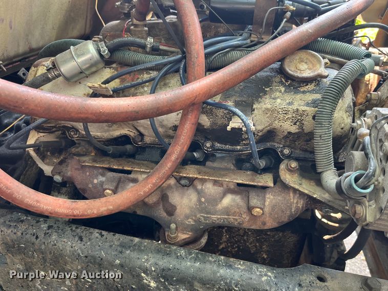 image for item EK8841 1981 International Harvester 1624 flatbed truck