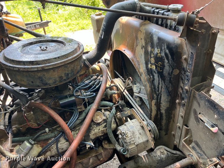 image for item EK8841 1981 International Harvester 1624 flatbed truck