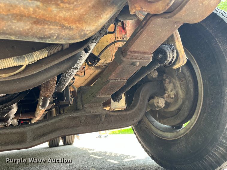 image for item EK8841 1981 International Harvester 1624 flatbed truck