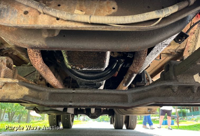 image for item EK8841 1981 International Harvester 1624 flatbed truck