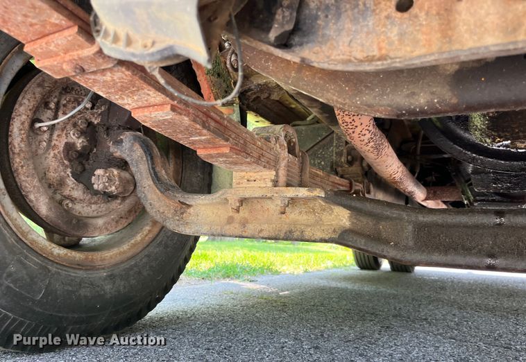 image for item EK8841 1981 International Harvester 1624 flatbed truck