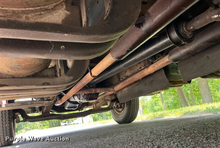 image for item EK8841 1981 International Harvester 1624 flatbed truck