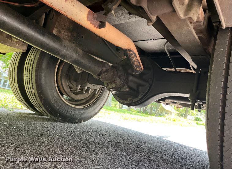 image for item EK8841 1981 International Harvester 1624 flatbed truck