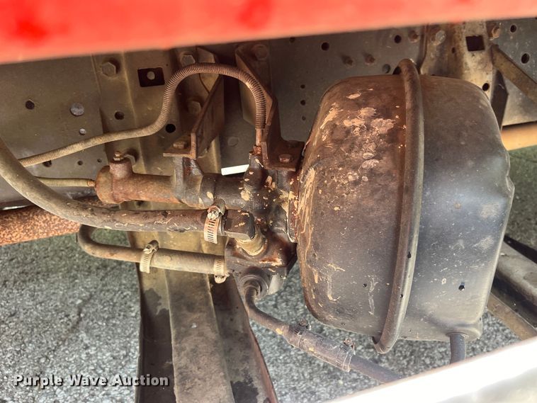 image for item EK8841 1981 International Harvester 1624 flatbed truck