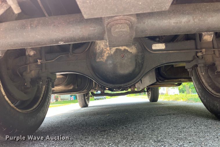 image for item EK8841 1981 International Harvester 1624 flatbed truck