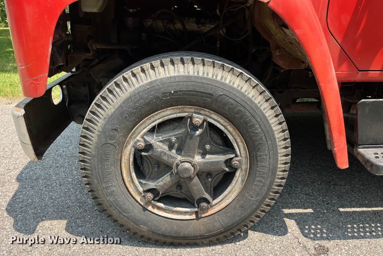 image for item EK8841 1981 International Harvester 1624 flatbed truck