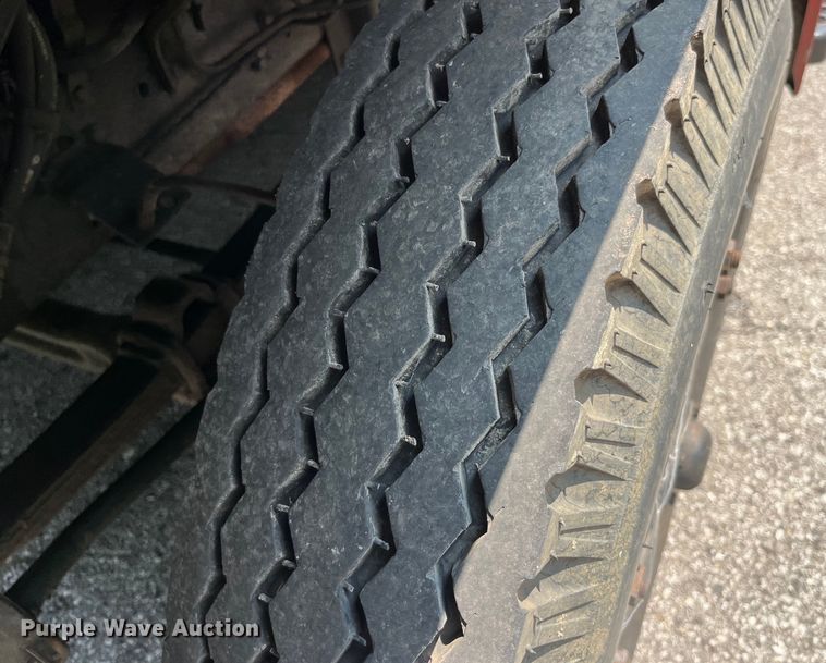 image for item EK8841 1981 International Harvester 1624 flatbed truck