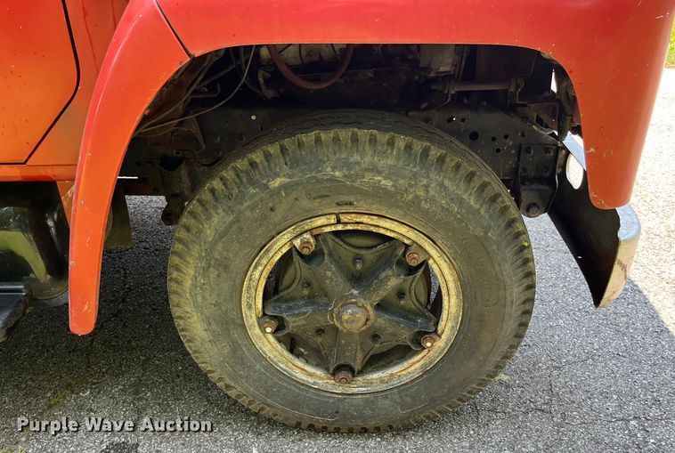 image for item EK8841 1981 International Harvester 1624 flatbed truck