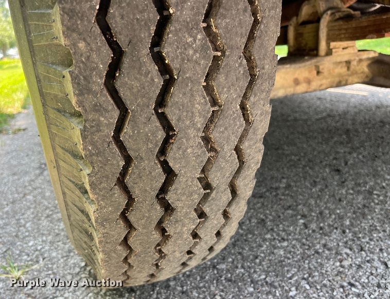 image for item EK8841 1981 International Harvester 1624 flatbed truck