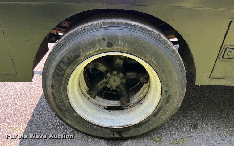 image for item EK8841 1981 International Harvester 1624 flatbed truck