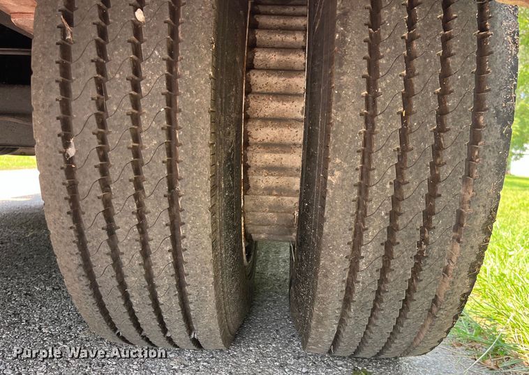 image for item EK8841 1981 International Harvester 1624 flatbed truck