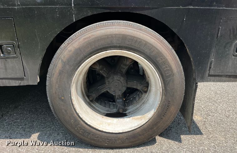 image for item EK8841 1981 International Harvester 1624 flatbed truck