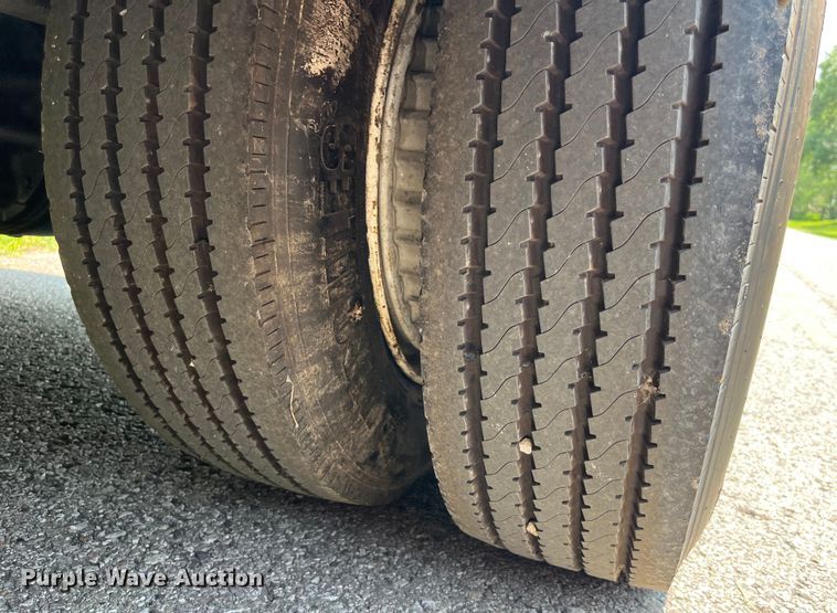 image for item EK8841 1981 International Harvester 1624 flatbed truck