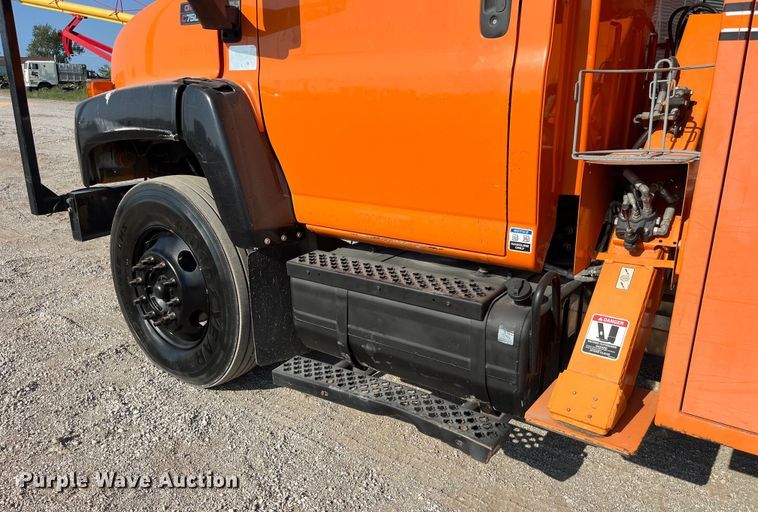 image for item EK8861 2006 GMC C7500 forestry bucket truck