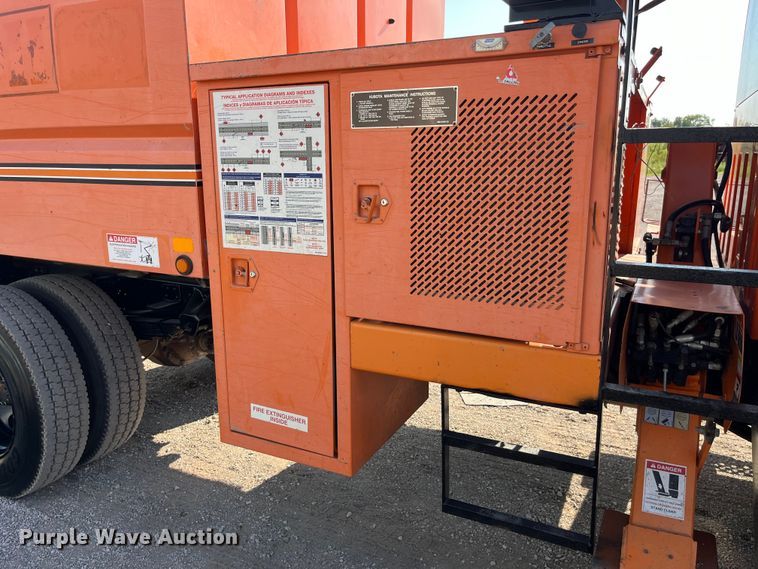 image for item EK8861 2006 GMC C7500 forestry bucket truck