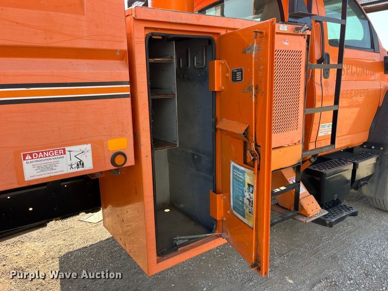 image for item EK8861 2006 GMC C7500 forestry bucket truck