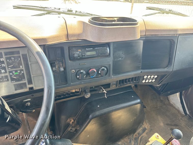 image for item LF9902 1997 International  4700 dump flatbed truck