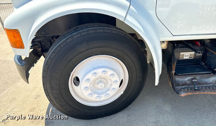 image for item LF9902 1997 International  4700 dump flatbed truck