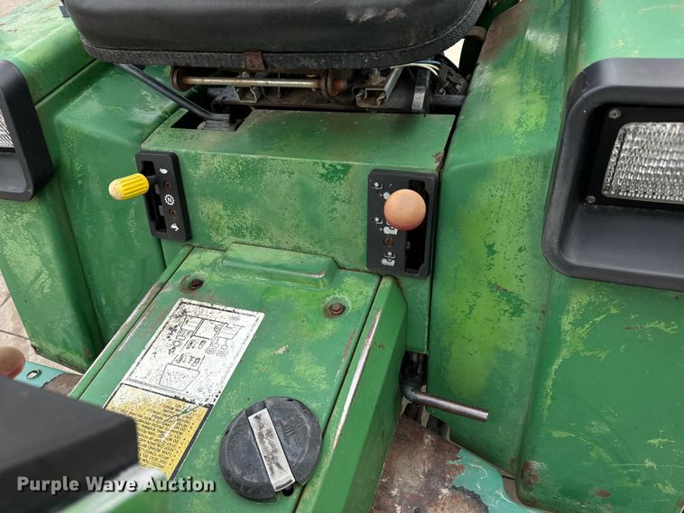 image for item LF9951 1987 John Deere 855 tractor