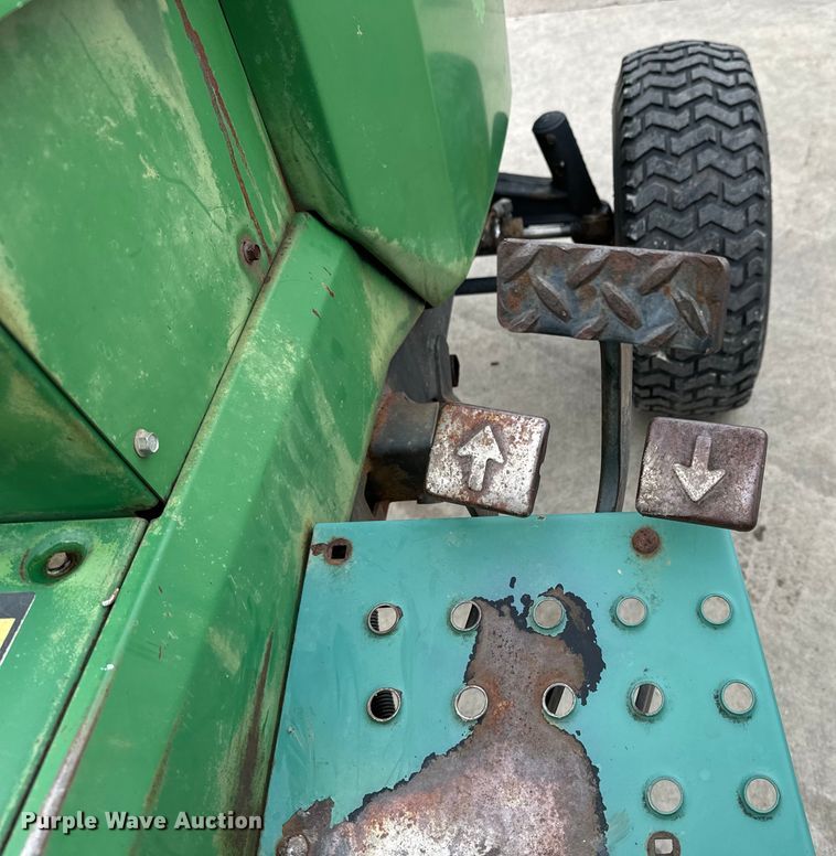 image for item LF9951 1987 John Deere 855 tractor