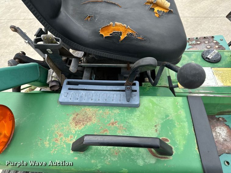 image for item LF9951 1987 John Deere 855 tractor