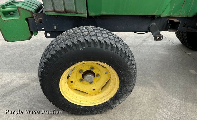 image for item LF9951 1987 John Deere 855 tractor