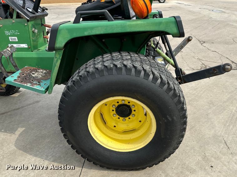 image for item LF9951 1987 John Deere 855 tractor