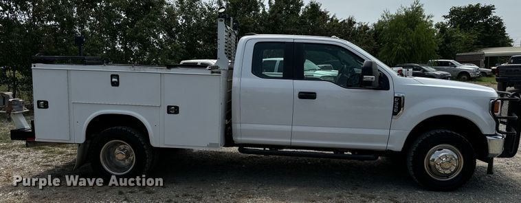 image for item NQ9721 2020 Ford F350 Super Duty XL SuperCab utility bed pickup truck