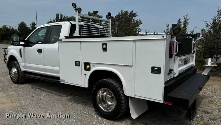 image for item NQ9721 2020 Ford F350 Super Duty XL SuperCab utility bed pickup truck