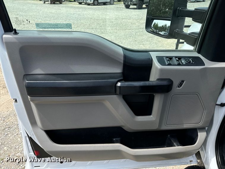 image for item NQ9721 2020 Ford F350 Super Duty XL SuperCab utility bed pickup truck