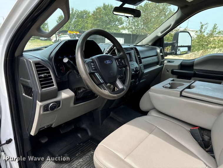 image for item NQ9721 2020 Ford F350 Super Duty XL SuperCab utility bed pickup truck