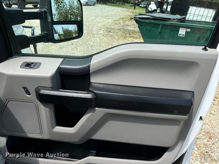 image for item NQ9721 2020 Ford F350 Super Duty XL SuperCab utility bed pickup truck