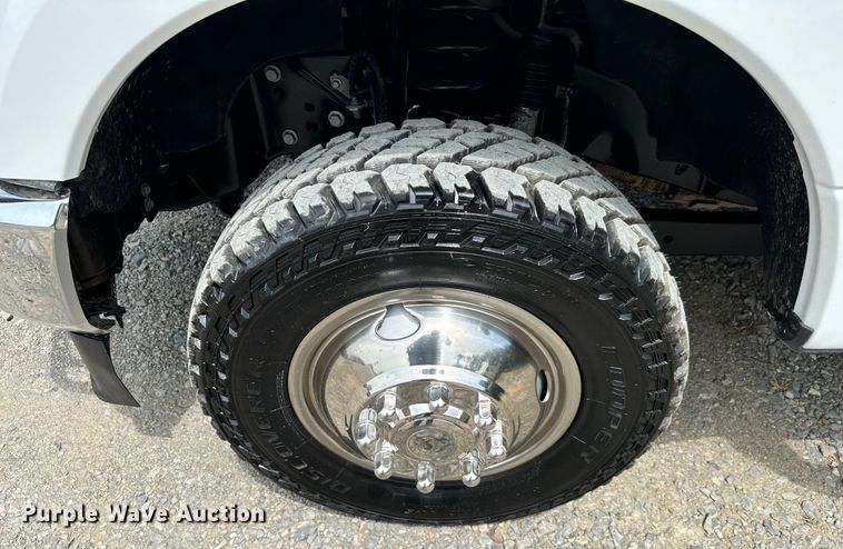 image for item NQ9721 2020 Ford F350 Super Duty XL SuperCab utility bed pickup truck