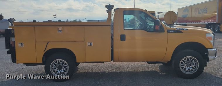 image for item NW9673 2016 Ford  F350 Super Duty utility bed pickup truck