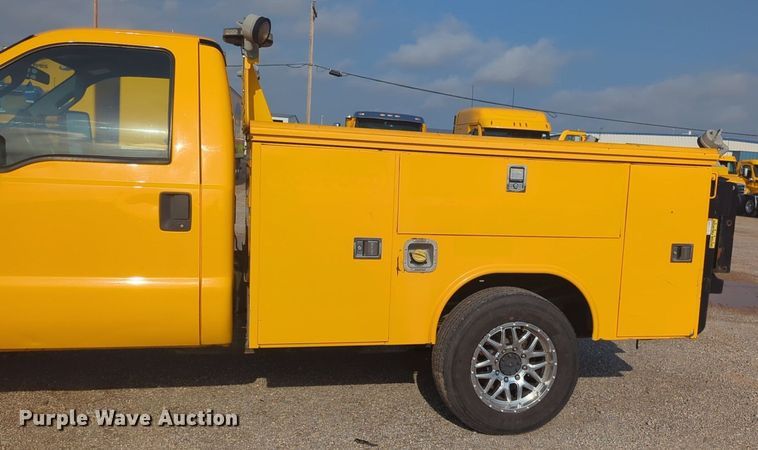 image for item NW9673 2016 Ford  F350 Super Duty utility bed pickup truck