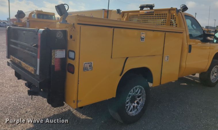 image for item NW9673 2016 Ford  F350 Super Duty utility bed pickup truck