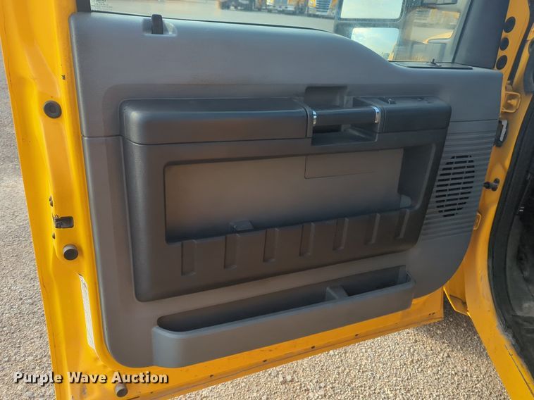 image for item NW9673 2016 Ford  F350 Super Duty utility bed pickup truck