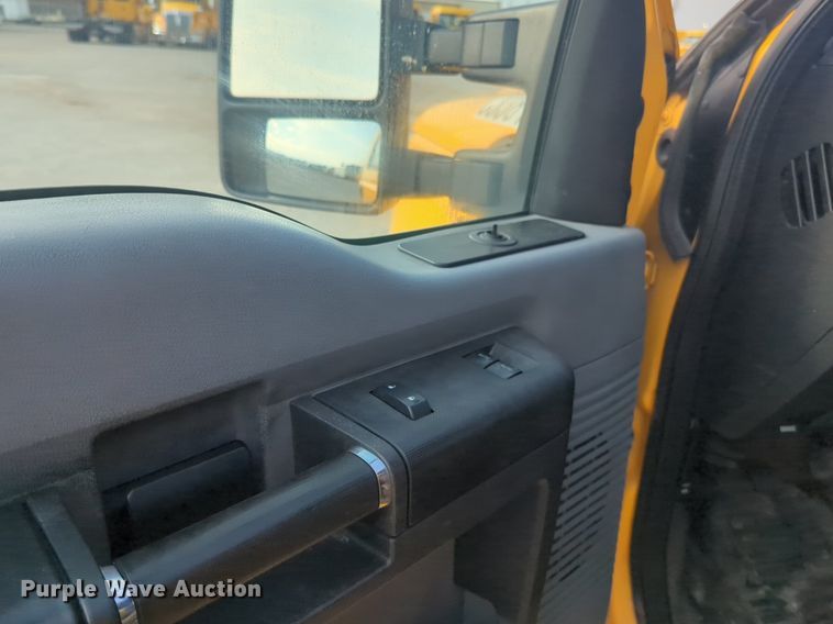 image for item NW9673 2016 Ford  F350 Super Duty utility bed pickup truck